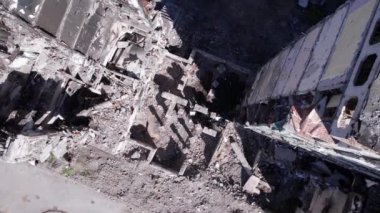 Bu video, Ukrayna 'daki savaş sırasında Bucha, Borodyanka' da yıkılan bir konut binasını gösteriyor.