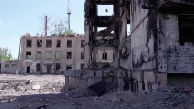 Bu video, Ukrayna 'daki savaş sırasında Bucha, Borodyanka' da yıkılan bir konut binasını gösteriyor.