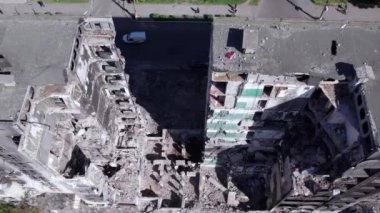 Bu video, Ukrayna 'daki savaş sırasında Bucha, Borodyanka' da yıkılan bir konut binasını gösteriyor.