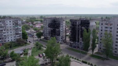 Bu video, Ukrayna 'daki savaş sırasında Bucha, Borodyanka' da yıkılan bir konut binasını gösteriyor.