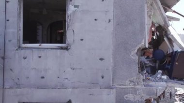 Bu video, Ukrayna 'daki savaş sırasında Bucha, Borodyanka' da yıkılan bir konut binasını gösteriyor.