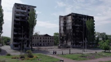 Bu video, Ukrayna 'daki savaş sırasında Bucha, Borodyanka' da yıkılan bir konut binasını gösteriyor.