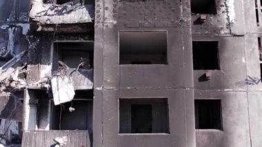 Bu video, Ukrayna 'daki savaş sırasında Bucha, Borodyanka' da yıkılan bir konut binasını gösteriyor.