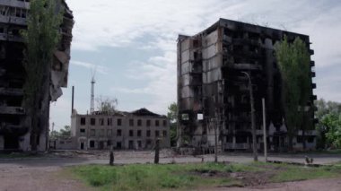 Bu video, Ukrayna 'daki savaş sırasında Bucha, Borodyanka' da yıkılan bir konut binasını gösteriyor.