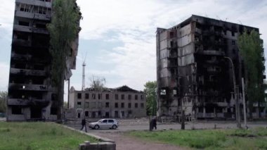 Bu video, Ukrayna 'daki savaş sırasında Bucha, Borodyanka' da yıkılan bir konut binasını gösteriyor.