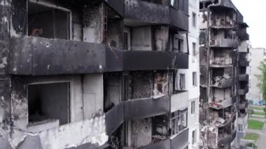 Bu video, Ukrayna 'daki savaş sırasında Bucha, Borodyanka' da yıkılan bir konut binasını gösteriyor.