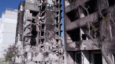 Bu video, Ukrayna 'daki savaş sırasında Bucha, Borodyanka' da yıkılan bir konut binasını gösteriyor.