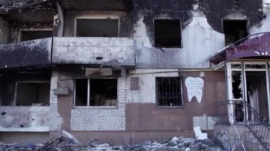 Bu video, Ukrayna 'daki savaş sırasında Bucha, Borodyanka' da yıkılan bir konut binasını gösteriyor.