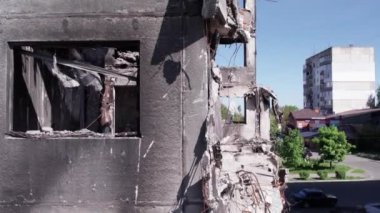 Bu video, Ukrayna 'daki savaş sırasında Bucha, Borodyanka' da yıkılan bir konut binasını gösteriyor.