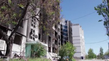 Bu video, Ukrayna 'daki savaş sırasında Bucha, Borodyanka' da yıkılan bir konut binasını gösteriyor.