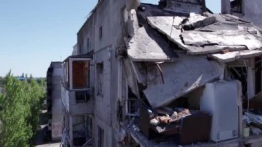 Bu video, Ukrayna 'daki savaş sırasında Bucha, Borodyanka' da yıkılan bir konut binasını gösteriyor.