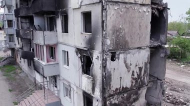 Bu video, Ukrayna 'daki savaş sırasında Bucha, Borodyanka' da yıkılan bir konut binasını gösteriyor.
