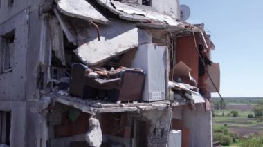 Bu video, Ukrayna 'daki savaş sırasında Bucha, Borodyanka' da yıkılan bir konut binasını gösteriyor.