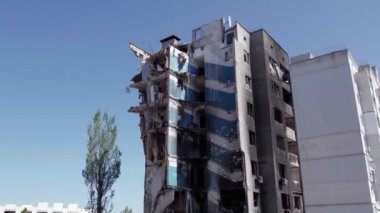 Bu video, Ukrayna 'daki savaş sırasında Bucha, Borodyanka' da yıkılan bir konut binasını gösteriyor.