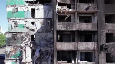 Bu video, Ukrayna 'daki savaş sırasında Bucha, Borodyanka' da yıkılan bir konut binasını gösteriyor.