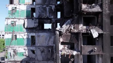 Bu video, Ukrayna 'daki savaş sırasında Bucha, Borodyanka' da yıkılan bir konut binasını gösteriyor.