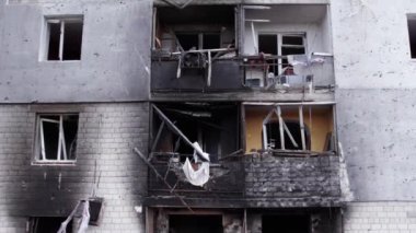 Bu video, Ukrayna 'daki savaş sırasında Bucha, Borodyanka' da yıkılan bir konut binasını gösteriyor.
