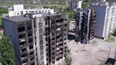 Bu video, Ukrayna 'daki savaş sırasında Bucha, Borodyanka' da yıkılan bir konut binasını gösteriyor.