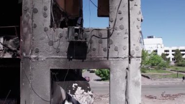 Bu video, Ukrayna 'daki savaş sırasında Bucha, Borodyanka' da yıkılan bir konut binasını gösteriyor.