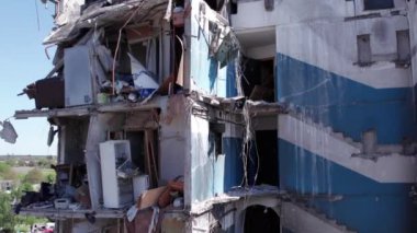 Bu video, Ukrayna 'daki savaş sırasında Bucha, Borodyanka' da yıkılan bir konut binasını gösteriyor.