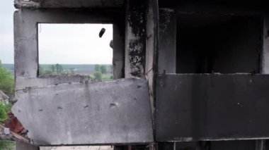 Bu video, Ukrayna 'daki savaş sırasında Bucha, Borodyanka' da yıkılan bir konut binasını gösteriyor.