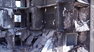 Bu video, Ukrayna 'daki savaş sırasında Bucha, Borodyanka' da yıkılan bir konut binasını gösteriyor.