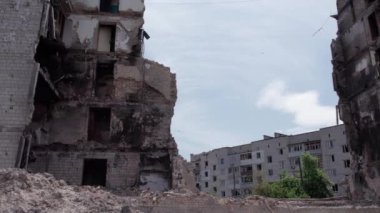 Bu video, Ukrayna 'daki savaş sırasında Bucha, Borodyanka' da yıkılan bir konut binasını gösteriyor.