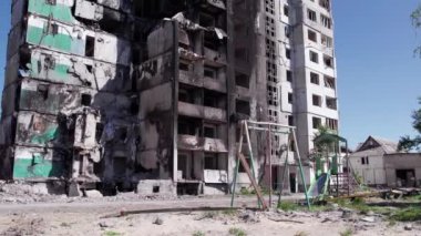 Bu video, Ukrayna 'daki savaş sırasında Bucha, Borodyanka' da yıkılan bir konut binasını gösteriyor.