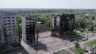 Bu video, Ukrayna 'daki savaş sırasında Bucha, Borodyanka' da yıkılan bir konut binasını gösteriyor.