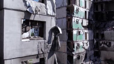 Bu video, Ukrayna 'daki savaş sırasında Bucha, Borodyanka' da yıkılan bir konut binasını gösteriyor.