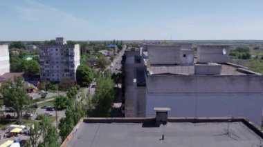 Bu video, Ukrayna 'daki savaş sırasında Bucha, Borodyanka' da yıkılan bir konut binasını gösteriyor.