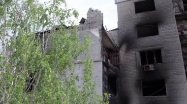 Bu video, Ukrayna 'daki savaş sırasında Bucha, Borodyanka' da yıkılan bir konut binasını gösteriyor.