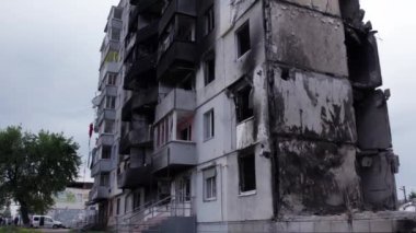 Bu video, Ukrayna 'daki savaş sırasında Bucha, Borodyanka' da yıkılan bir konut binasını gösteriyor.