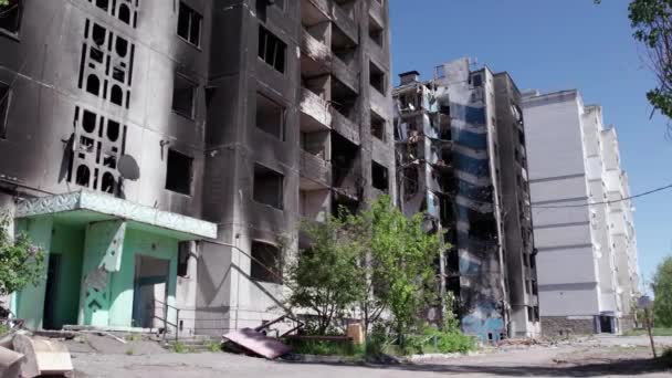 비디오는 지역인 산카에서의 전쟁중 우크라이나 파괴된 보여준다 — 비디오