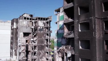 Bu video, Ukrayna 'daki savaş sırasında Bucha, Borodyanka' da yıkılan bir konut binasını gösteriyor.