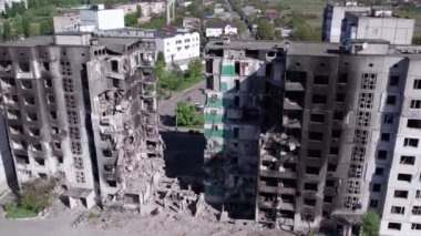 Bu video, Ukrayna 'daki savaş sırasında Bucha, Borodyanka' da yıkılan bir konut binasını gösteriyor.