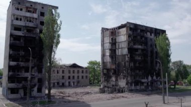 Bu video, Ukrayna 'daki savaş sırasında Bucha, Borodyanka' da yıkılan bir konut binasını gösteriyor.