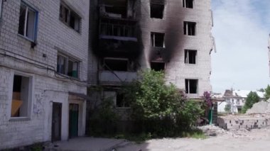 Bu video, Ukrayna 'daki savaş sırasında Bucha, Borodyanka' da yıkılan bir konut binasını gösteriyor.