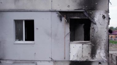 Bu video, Ukrayna 'daki savaş sırasında Bucha, Borodyanka' da yıkılan bir konut binasını gösteriyor.