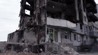 Bu video, Ukrayna 'daki savaş sırasında Bucha, Borodyanka' da yıkılan bir konut binasını gösteriyor.