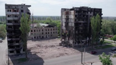 Bu video, Ukrayna 'daki savaş sırasında Bucha, Borodyanka' da yıkılan bir konut binasını gösteriyor.