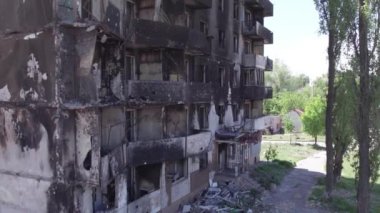 Bu video, Ukrayna 'daki savaş sırasında Bucha, Borodyanka' da yıkılan bir konut binasını gösteriyor.