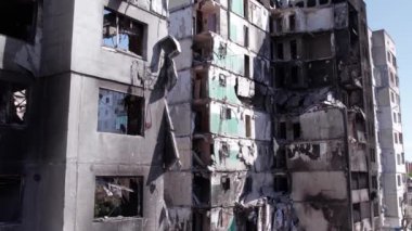 Bu video, Ukrayna 'daki savaş sırasında Bucha, Borodyanka' da yıkılan bir konut binasını gösteriyor.