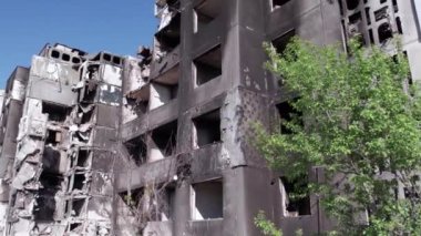 Bu video, Ukrayna 'daki savaş sırasında Bucha, Borodyanka' da yıkılan bir konut binasını gösteriyor.