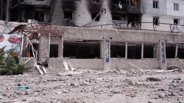 Bu video, Ukrayna 'daki savaş sırasında Bucha, Borodyanka' da yıkılan bir konut binasını gösteriyor.