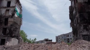 Bu video, Ukrayna 'daki savaş sırasında Bucha, Borodyanka' da yıkılan bir konut binasını gösteriyor.