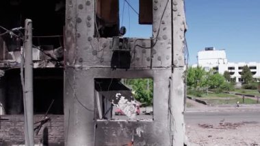 Bu video, Ukrayna 'daki savaş sırasında Bucha, Borodyanka' da yıkılan bir konut binasını gösteriyor.