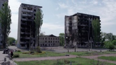 Bu video, Ukrayna 'daki savaş sırasında Bucha, Borodyanka' da yıkılan bir konut binasını gösteriyor.