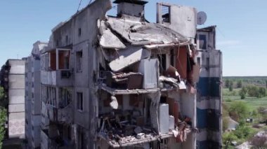 Bu video, Ukrayna 'daki savaş sırasında Bucha, Borodyanka' da yıkılan bir konut binasını gösteriyor.