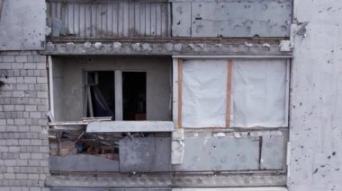 Bu video, Ukrayna 'daki savaş sırasında Bucha, Borodyanka' da yıkılan bir konut binasını gösteriyor.